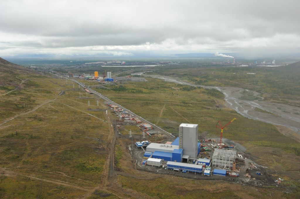 Bergwerke WS-10 und SKS-1 im Hintergrund im sibirischen Norilsk